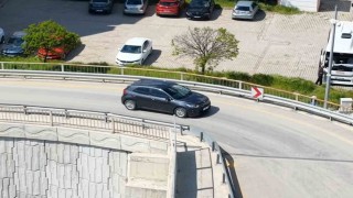 Kaçtı, park etti, polisi karşısında buldu: Dron her anını kaydetti