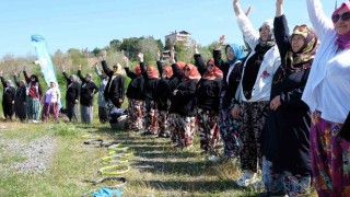 Kadınlar şalvarlarıyla spor yaptı, ortaya renkli kareler çıktı