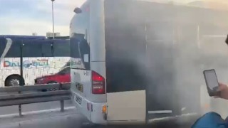 Kağıthanede metrobüste yangın çıktı