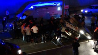 Kahramanmaraşta otomobil direğe çarptı: 1i ağır 3 yaralı