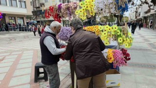 Kakava coşkusu renkli taçlar ile şimdiden sokaklarda