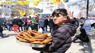 Kamu işçileri halayda, onlar ekmeğinin derdinde