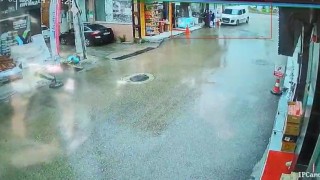 Kamyonet yayaların arasına daldı, o anlar kameraya yansıdı