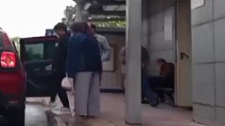 Kamyonetin altında kaldılar, yürüyerek taburcu oldular