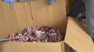 Kamyonetin kasasından 300 bin sentetik ecza hap ele geçirildi