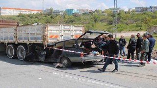 Kamyonun altına giren otomobildeki anne öldü, oğlu ağır yaralandı