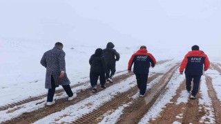 Kar sebebiyle mahsur kalan vatandaşlar ekipleri  seferber etti