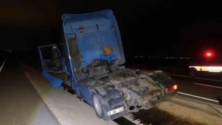 Karamanda bariyerlere çarpan tır refüje düştü: 1 yaralı