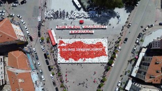 Karamanda öğrencilerden Yürüyen Sözlük gösterisi