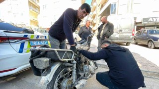 Karamanda sürücüsünün bırakıp kaçtığı motosikletin şase numarasının kazınmış olduğu belirlendi