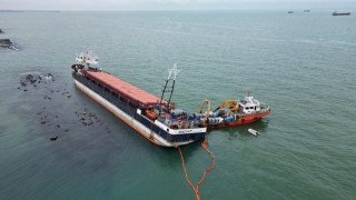 Karasuda karaya oturan NINOVA gemisinde temizlik çalışmaları sürüyor