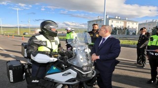 Kars Valisi Ziya Polattan bayram mesaisindeki polis ekiplerine ziyaret