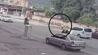 Karşıya geçmeye çalışan dalgın çocuk araca çarptı