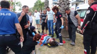 Karşıya geçmeye çalışan gence otomobil çarptı, kız arkadaşı ve annesi sinir krizi geçirdi