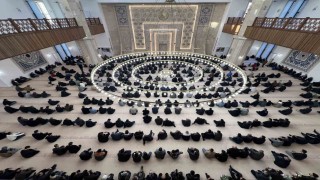 Karsta bayram namazında camiler doldu taştı