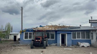 Karsta fırtına hayatı olumsuz etkiledi: Çatılar uçtu, güneş panelleri savruldu