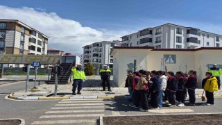 Karsta öğrencilere uygulamalı eğitim verildi
