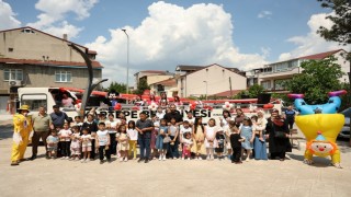 Kartepede gezici eğlence otobüsü çocuklara bayram coşkusu yaşatıyor