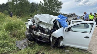 Kastamonuda feci kaza: İstinat duvarına çarpan otomobildeki 3 kişi öldü, 1 kişi ağır yaralandı