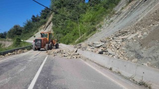 Kastamonuda heyelan nedeniyle kara yolu ulaşıma kapandı