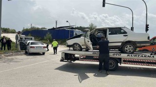 Kastamonuda iki otomobil kavşak içerisinde çarpıştı: 8 yaralı