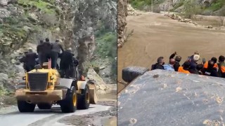 Kavaklıda dere taştı: İşçiler kepçeyle taşındı