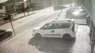 Kavşakta kırmızı ışık kazası kamerada