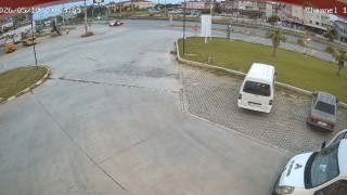 Kavşakta otomobile çarpan motosikletteki 2 kişi yaralandı