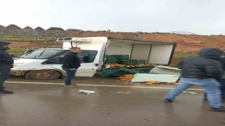 Kaygan yolda kamyonetin lastiği patlayınca ekmekler yola savruldu