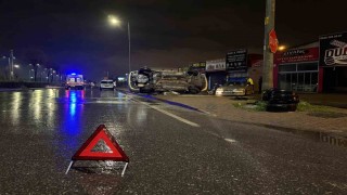 Kayseride otomobil park halindeki araca çarpıp yan yattı: 2 yaralı