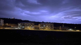 Kayseride şimşekler geceyi aydınlattı
