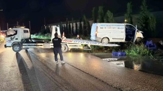 Kaza yapan kamyonet su kanalında asılı kaldı: 1 yaralı
