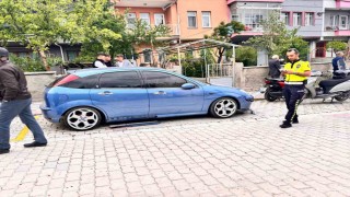 Kediden kaçarken park halindeki otomobile çarptılar