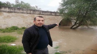 Kelkit Çayının debisi yükseldi, 8 asırlık köprünün ayakları sular altında kaldı