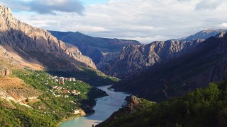 Kemaliyede kayalığın tepesine yapılan ev merak uyandırıyor
