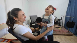 Kendi ayakları üzerinde durmayı başaran serebral palsi hastası Ada Sunun annesine kendi elleriyle verdiği çiçek yürekleri ısıttı
