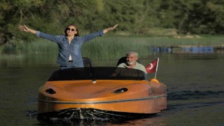 Kendi tasarımı teknesi ile turistlere nilüfer ve doğa gezisi sunuyor