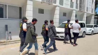 Kendilerini polis olarak tanıtıp vatandaşları dolandırdılar