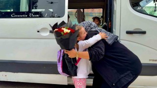 Kendisine emanet edilen minikleri Anne şefkatiyle taşıyor