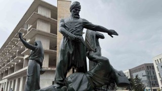 Kıbrıs Meydanındaki anıt yeniden ait olduğu yerde