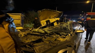 Kilis-Öncüpınar yolunda tıra çarpan otomobilde 2 kişi yaralandı