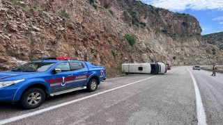 Kiliste minibüs devrildi: 2 yaralı