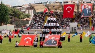 Kırklarelinde 19 Mayıs coşkusu: Öğrencilerin akrobatik gösterilerine yoğun ilgi