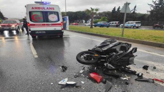 Kırmızı ışıkta bekleyen araca çarpan motosiklet sürücüsü ağır yaralandı