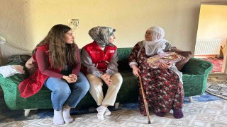 Kızılay gönüllülerinden Anneler Günü ziyareti