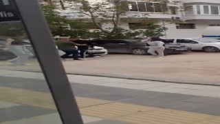 Kızların kavgasını ayıran vatandaşlara bıçakla saldırdı