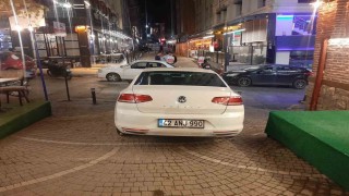 Komisyon kararına rağmen trafiğine kapalı sokakta park halindeki araç bitmiyor
