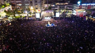 Konser alanında gençlik coşkusu