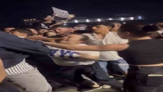 Konserde tekme ve yumruklar havada uçuştu