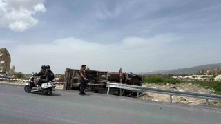 Kontrolden çıkan kamyon yol kenarına devrildi: 2 yaralı